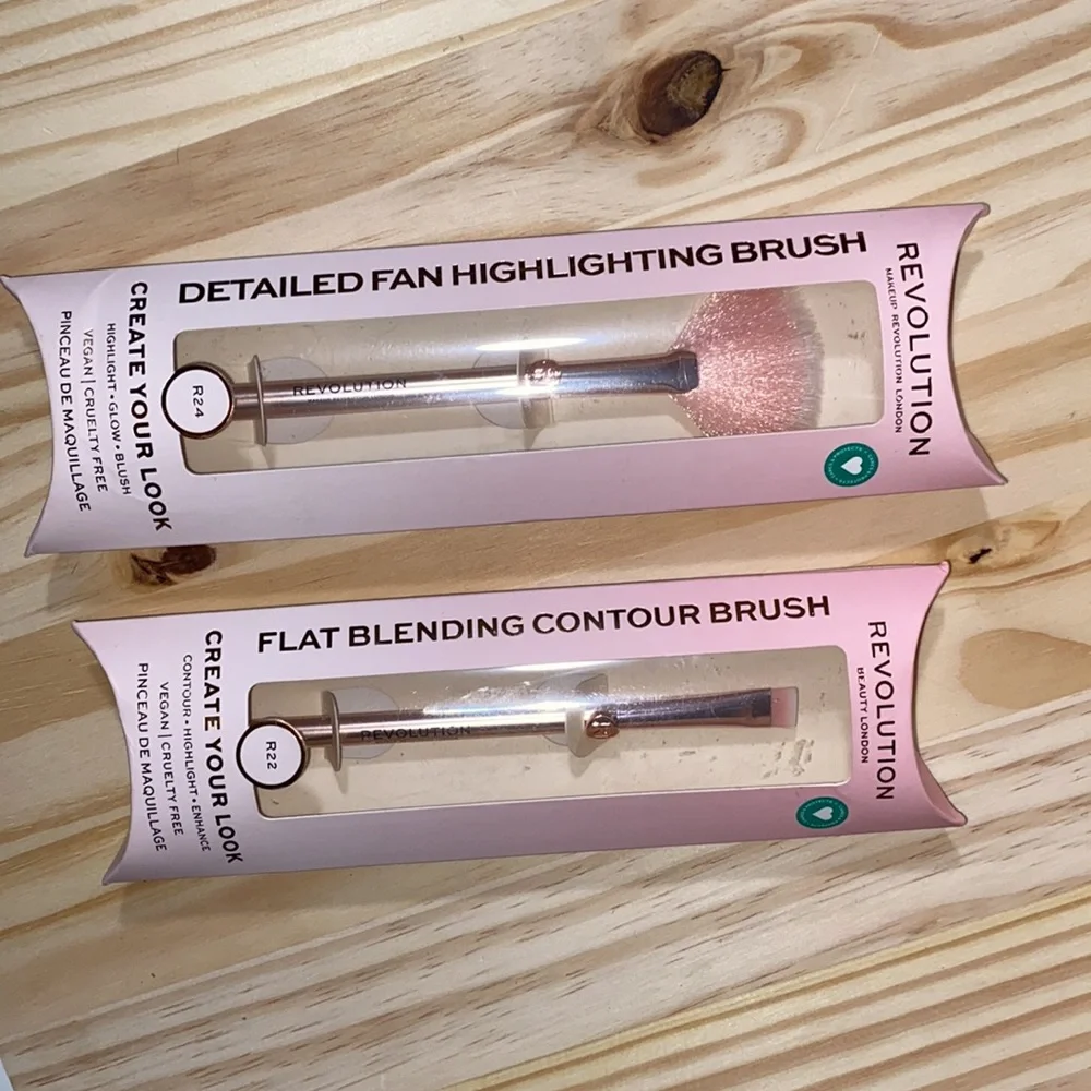 🆕 Revolution makeup highlight and contour brush bundle